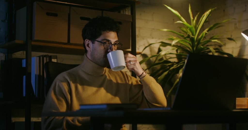 qəhvənin yuxuya təsiri , son qəhvəni nə vaxt içmək lazımdır, qəhvə və yuxu, kofeinin yuxuya təsiri, kofein orqanizmdə nə qədər qalır, axşam qəhvə içmək, son qəhvə saatı, yatmazdan əvvəl qəhvə, kofeinsiz qəhvə